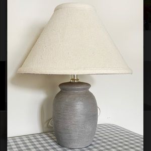 Gorgeous pottery-look lamp with linen shade